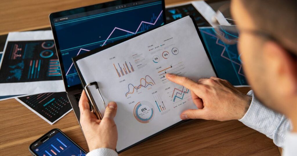 Hombre visualizando una hoja con datos