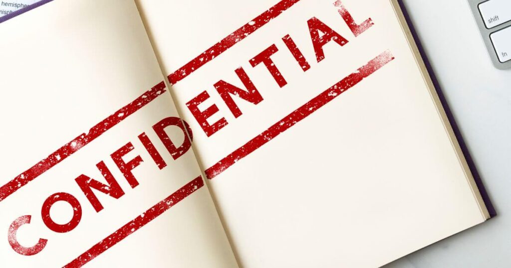 Libreta con la palabra confidential