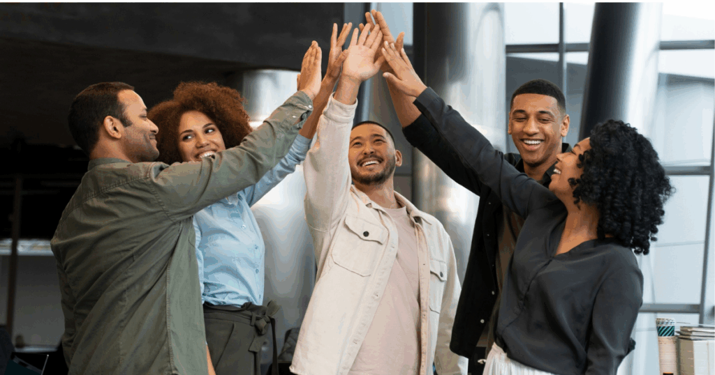 Personas chocando manos para artículo de contratar un headhunter