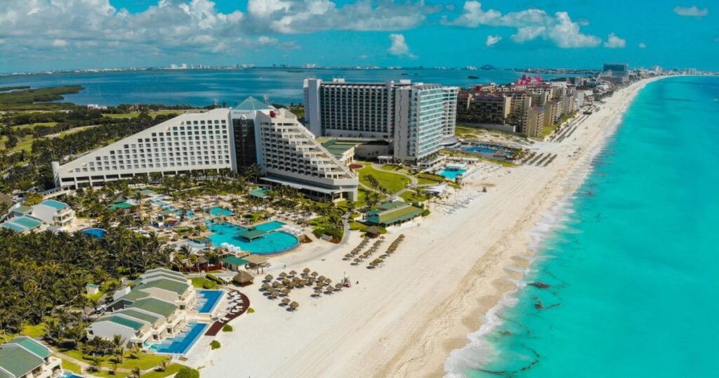 Foto panorámica de una playa en Cancún