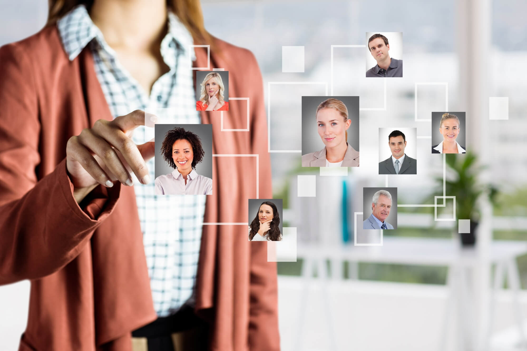 Mujer seleccionando imágenes de personas
