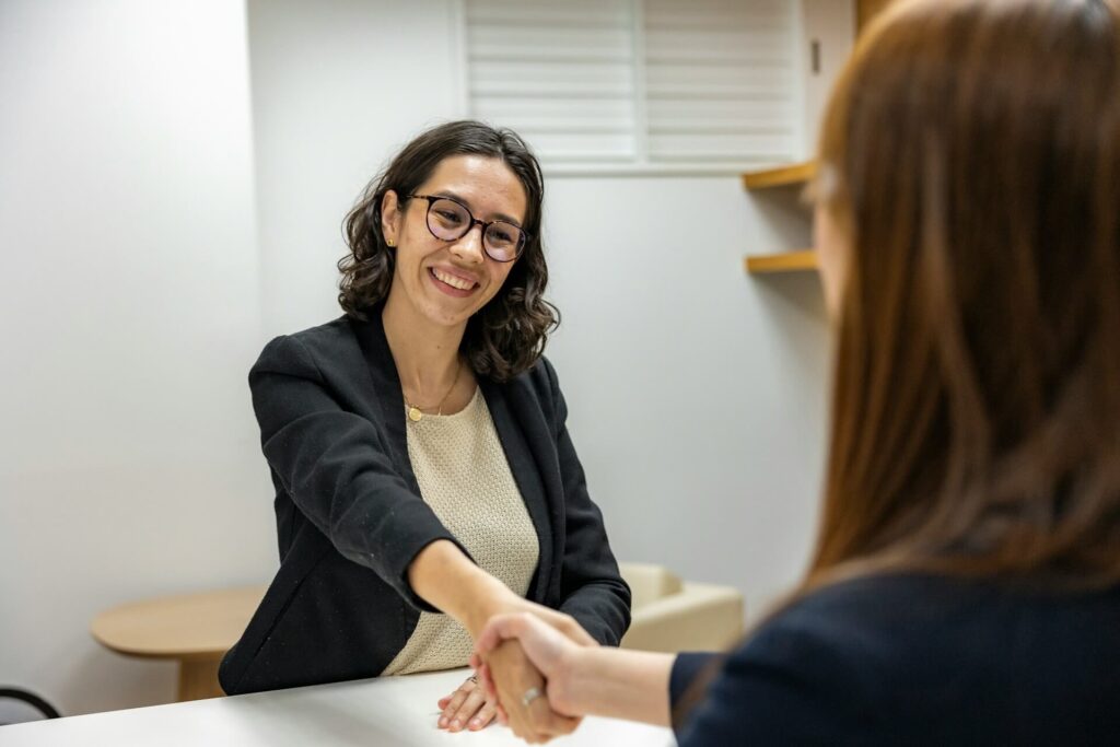 dos mujeres sosteniéndose la mano