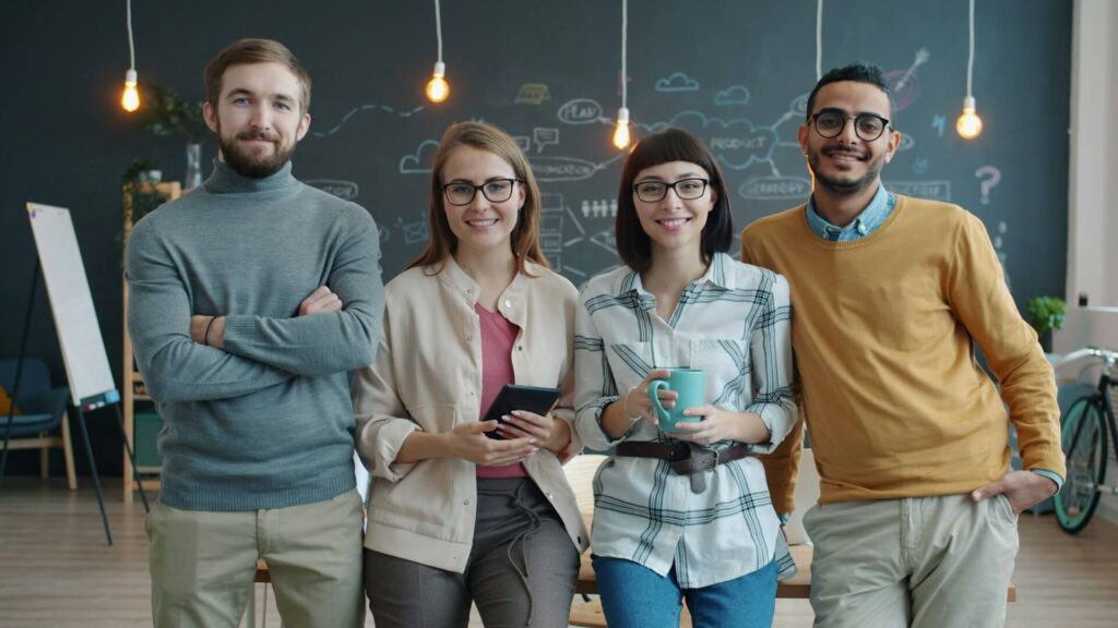 4 personas diferentes viendo hacia el frente