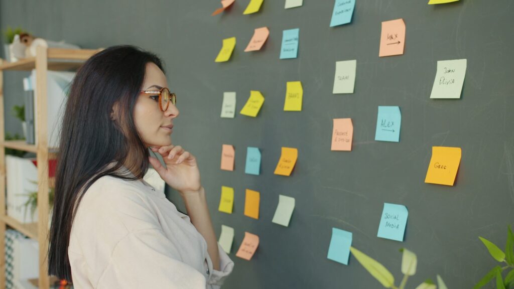 Mujer observando post-its