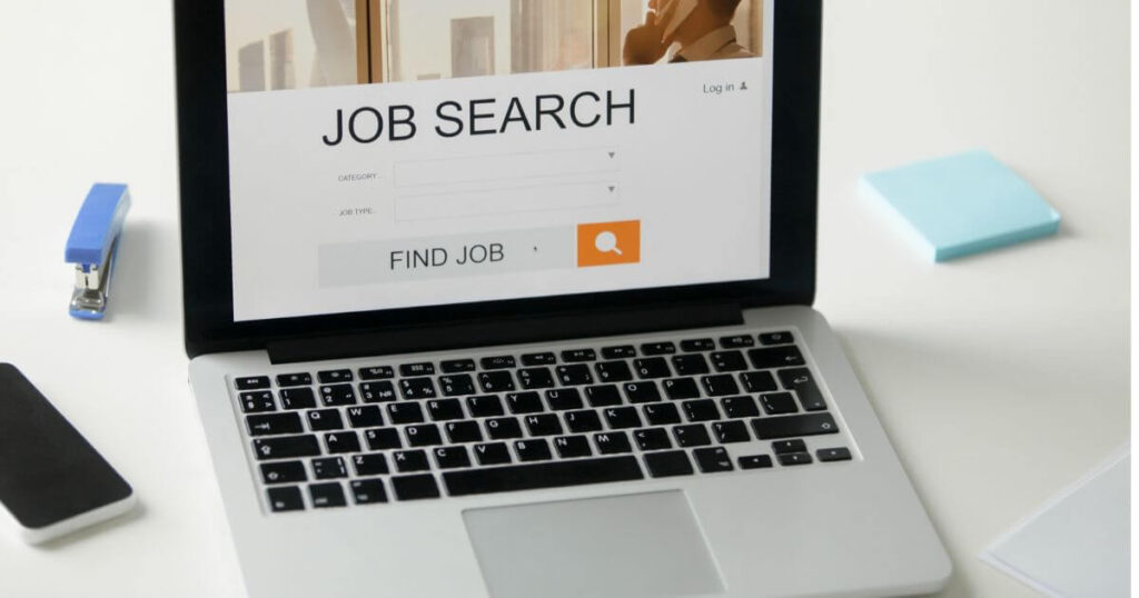 Una laptop con el concepto de plataformas de empleo en México