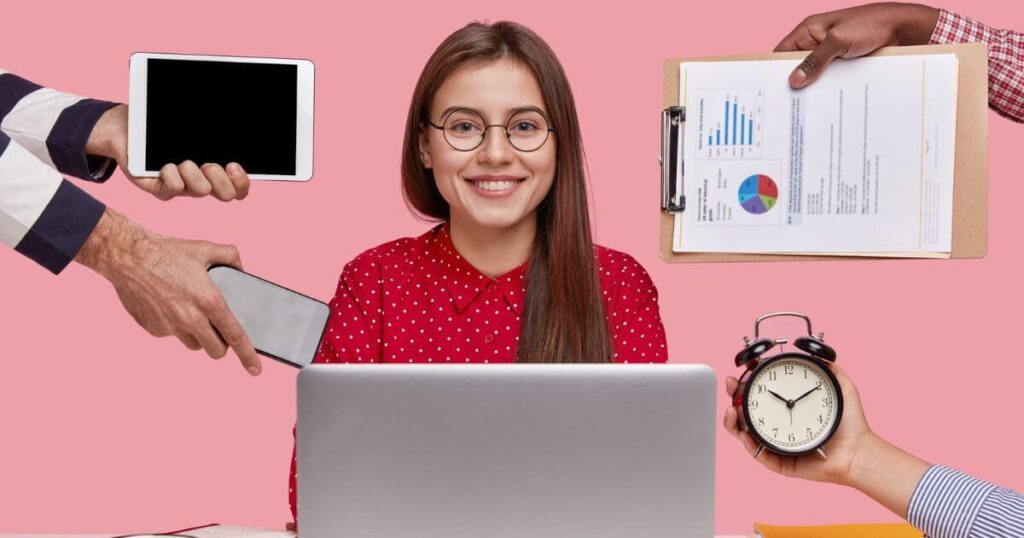 Trabajadora rodeada de elementos como tablet, gráficas y reloj