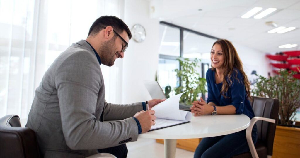 Entrevista de trabajo entre headhunter y candidato