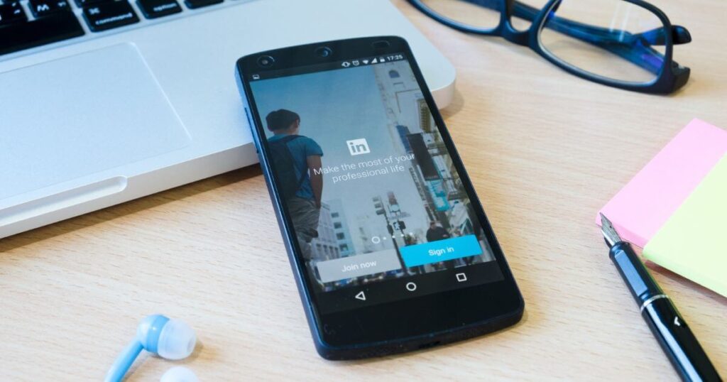 Un teléfono con el login de LinkedIn