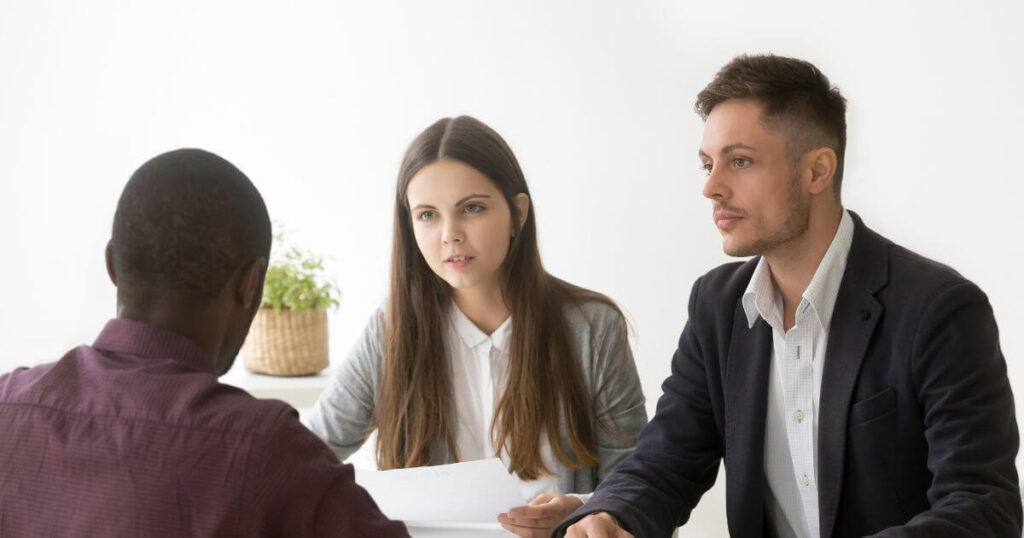 Reclutadores en una entrevista de trabajo