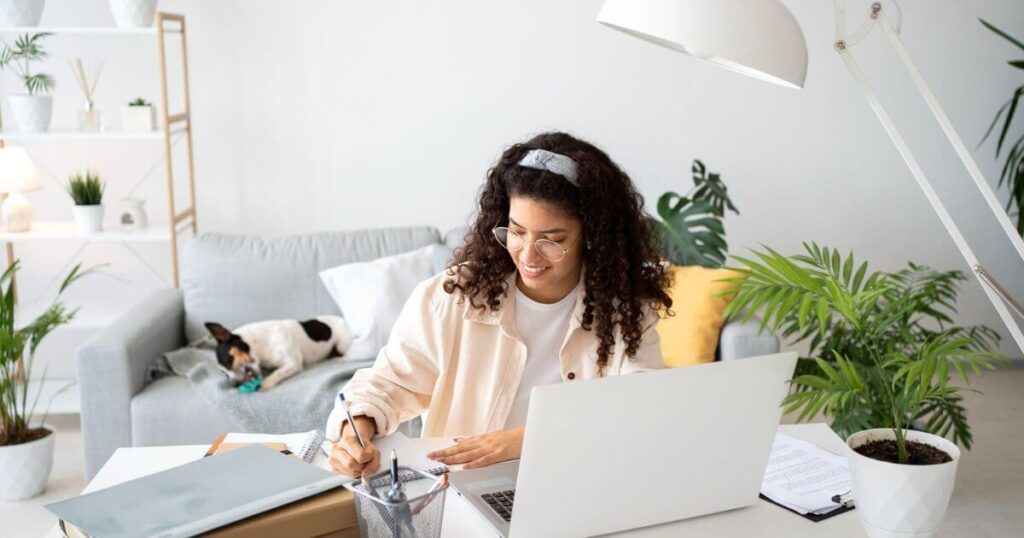 Mujer trabajando en laptop desde casa