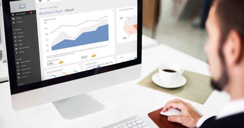 Hombre visualizando una pantalla con gráficos