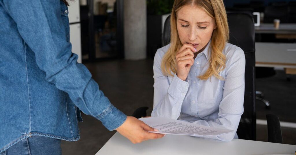 Mujer recibiendo un documento