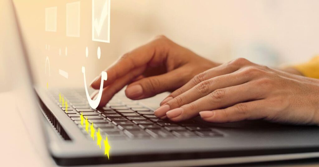 Concepto de encuestas manos en una computadora