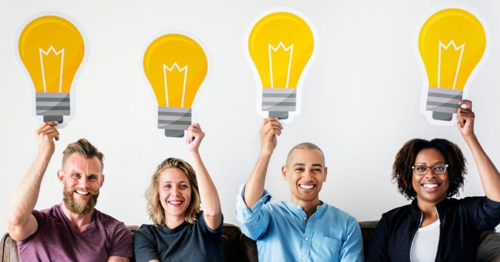 4 personas con una idea en mente