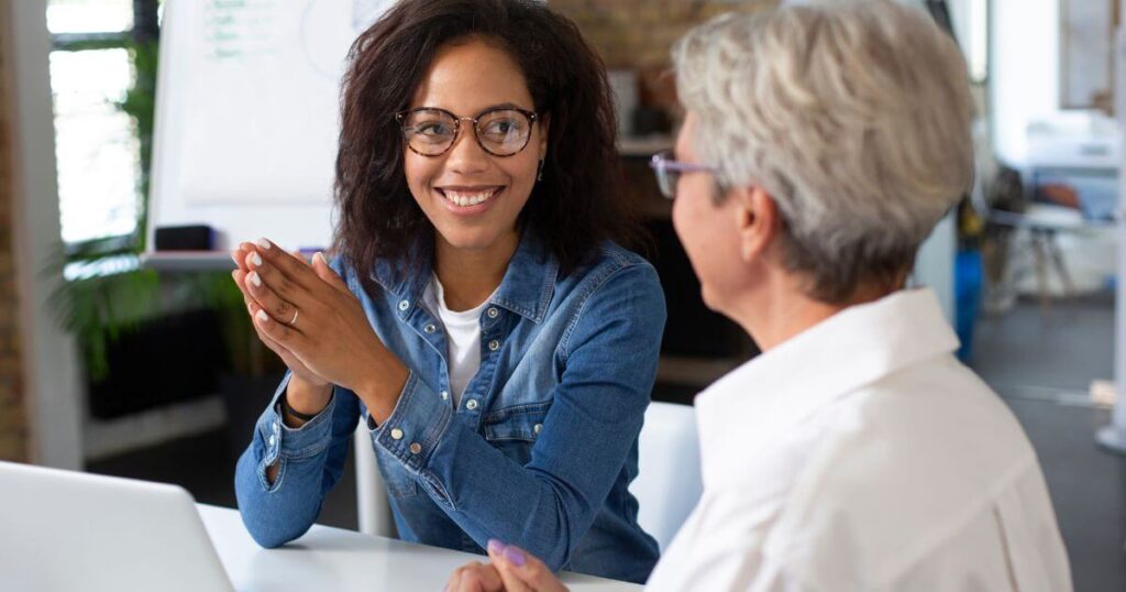 Dos personas reunidas en una mentoría