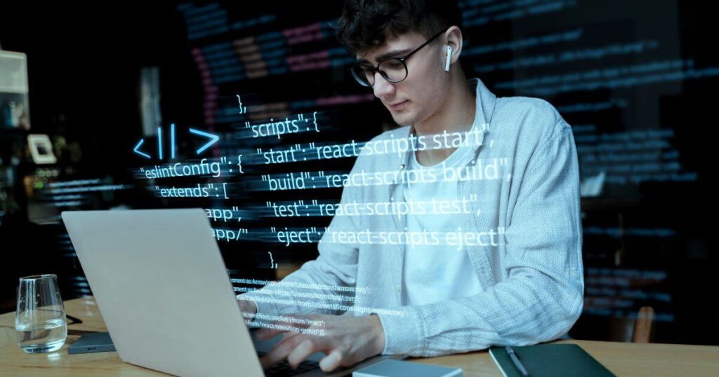 Programador desarrollando código